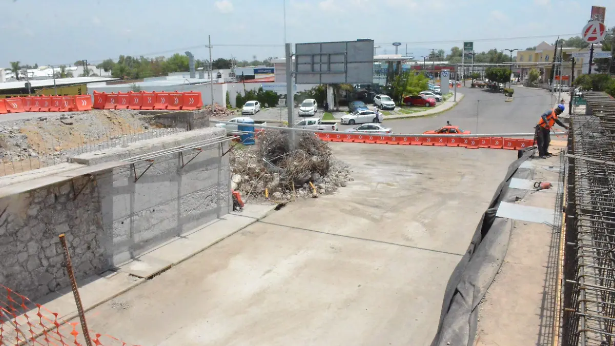 El acarreo de material de la obra carretera 57 ser_ para transportistas de San Juan del R_o.